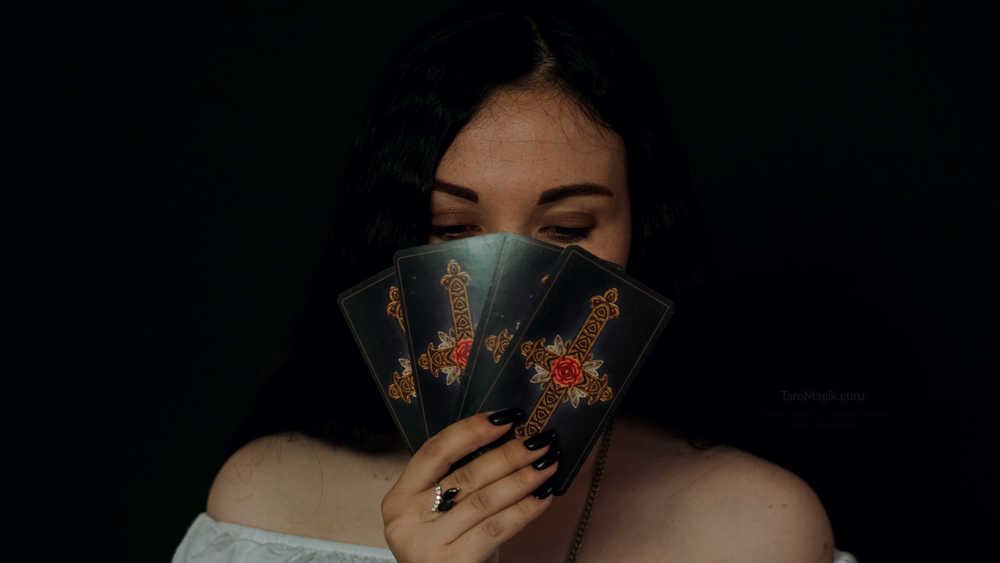 Таролог Елена Мирная
